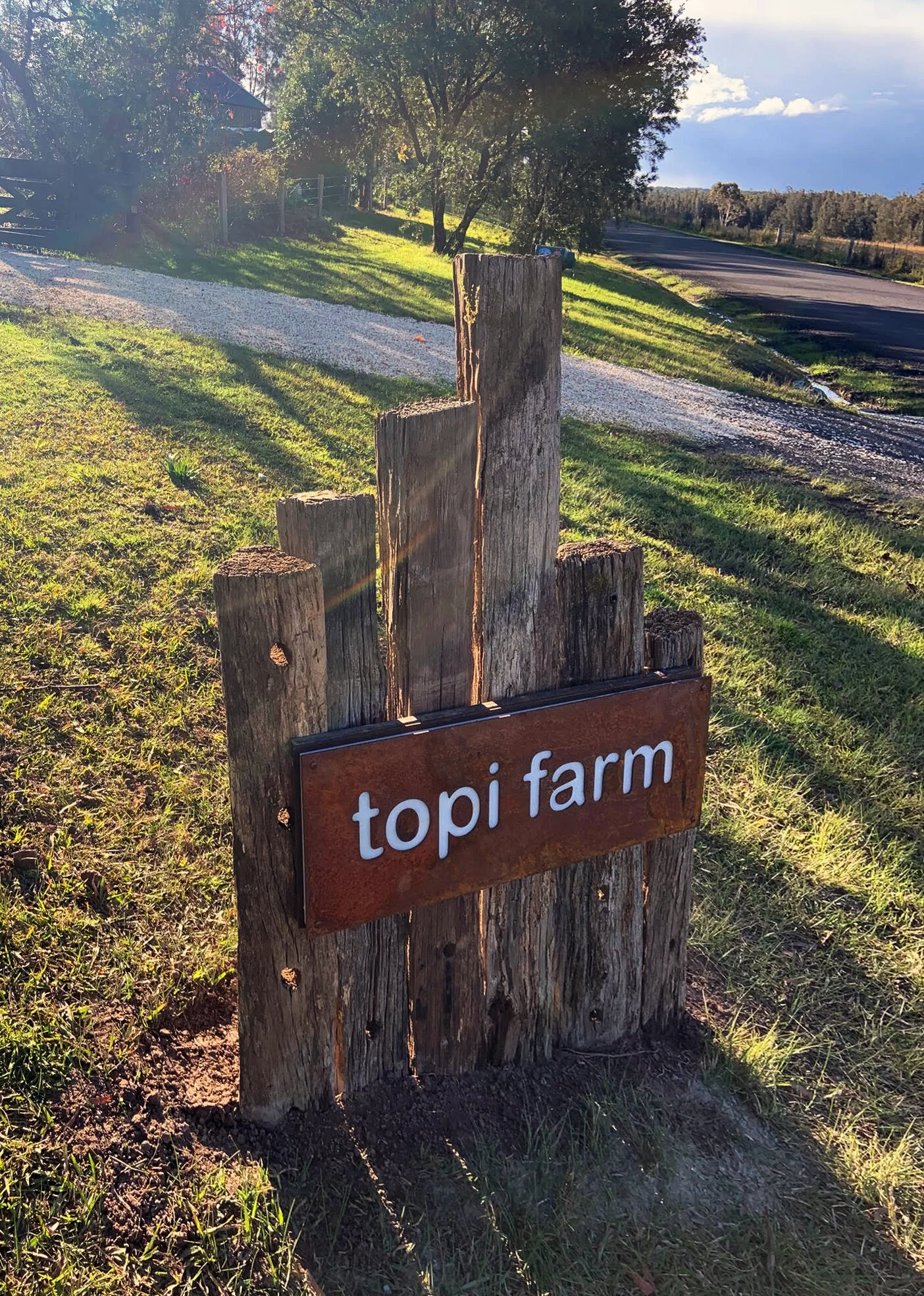 Signage Topi Farm Corten Acrylic LED