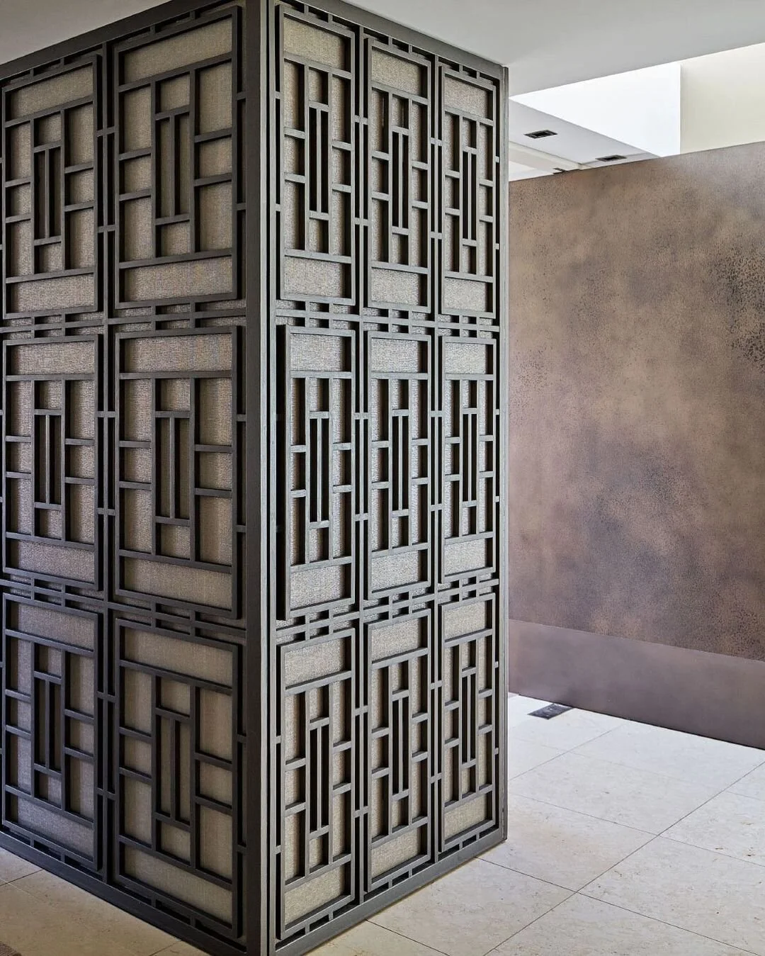 Bronze Pseudo Smooth Black Florentine