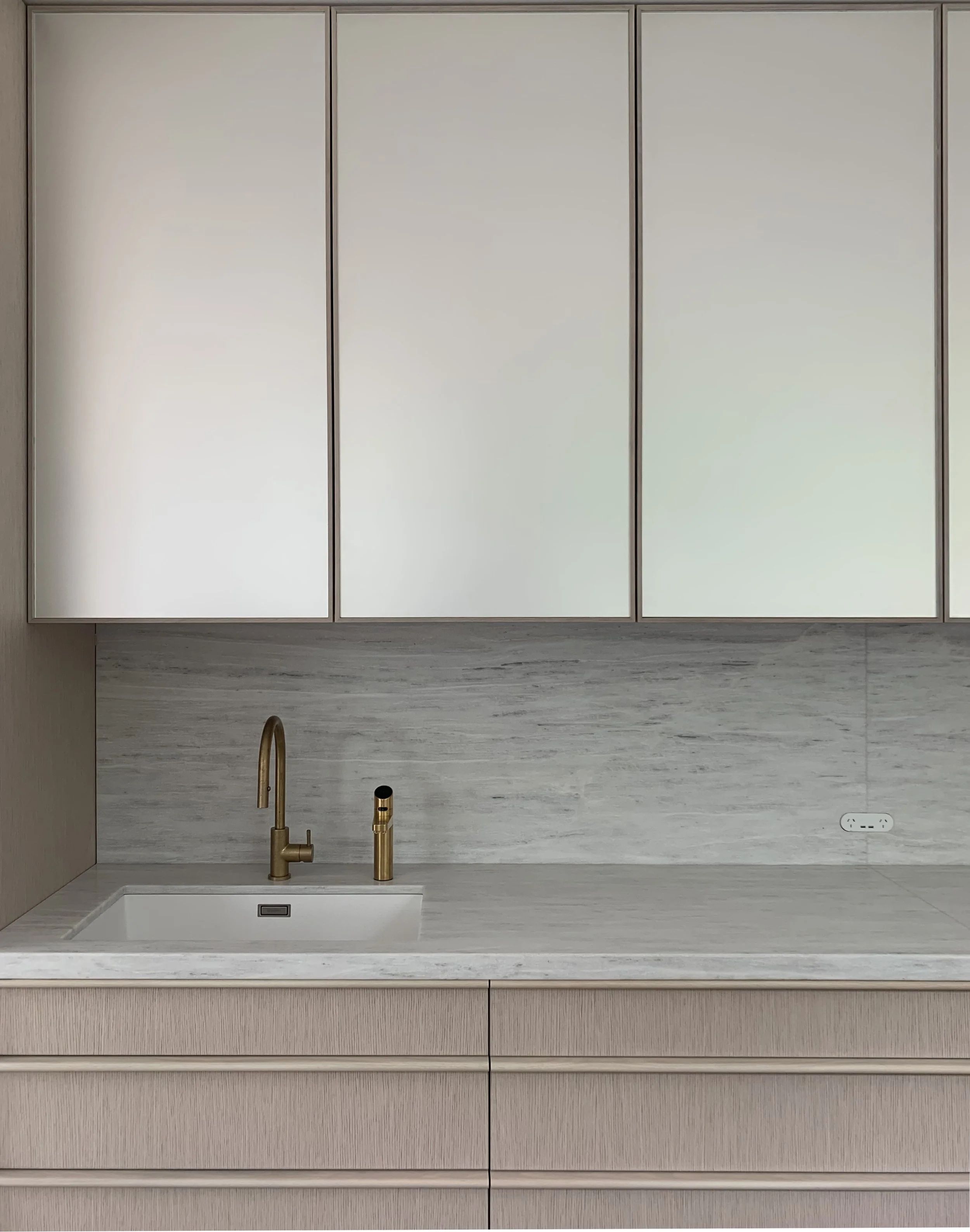 Distinct Joinery Robson Rak Lustre Pearl.1